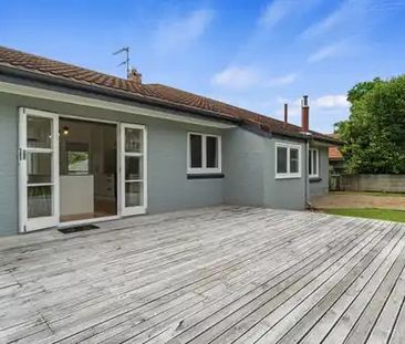 This beautifully presented three-bedroom, two-bathroom home offers ... - Photo 5