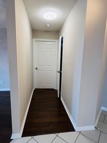 For Lease - 1001 Cedarglen Gate Unit# 423, Mississauga, Ontario - Photo 3