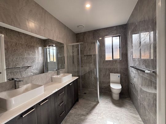 Space, Style & Security: Your Ideal Family Home Awaits - Photo 1