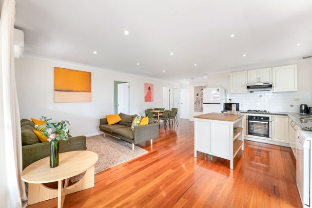 Stunning 3-Bedroom Flat with Water Views in Coledale - Photo 1