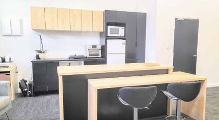 Fully Furnished studio apartment in the Empire Building - Photo 3