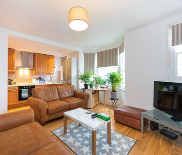 2 Bed Flat, Chestnut Road, SW20 - Photo 2