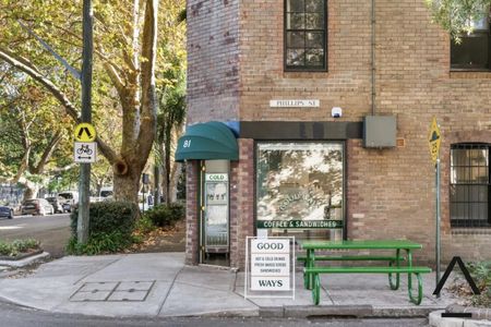 A refined 2 bed residence boasting character & prime location - Photo 3