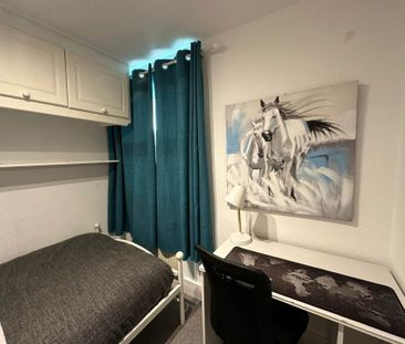 Room 4, 25 Springfield Road, Guildford, Surrey GU1 4DW - Photo 3