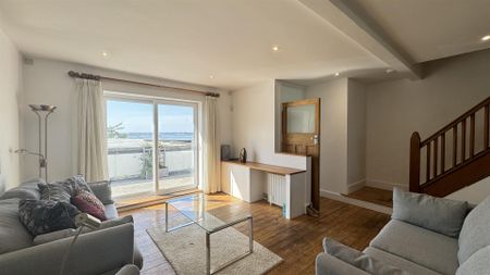 3 Bedroom Maisonette - Photo 2