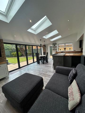 4 bedroom detached house to rent - Photo 2