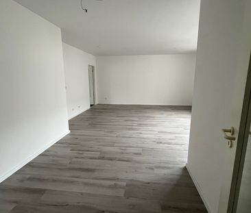 Zentrale Wohnung mit Balkon inmitten von Krefeld! - Photo 2