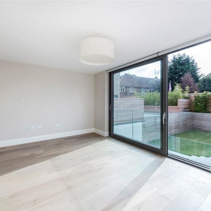 4 bedroom end of terrace house to rent - Photo 1