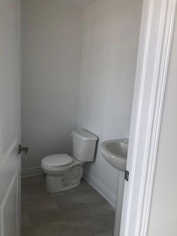 For Lease - 61 Central Square Boulevard, Wasaga Beach, Ontario - Photo 5
