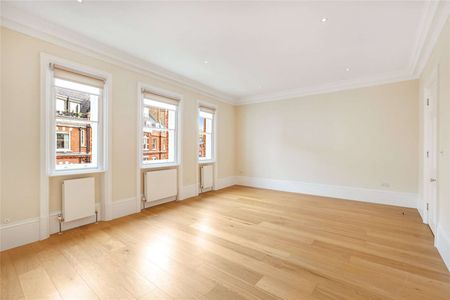 A beautifully refurbished four bedroom maisonette in Knightsbridge, offering elegant living spaces, modern finishes, and stunning views of the Brompton Oratory. - Photo 3