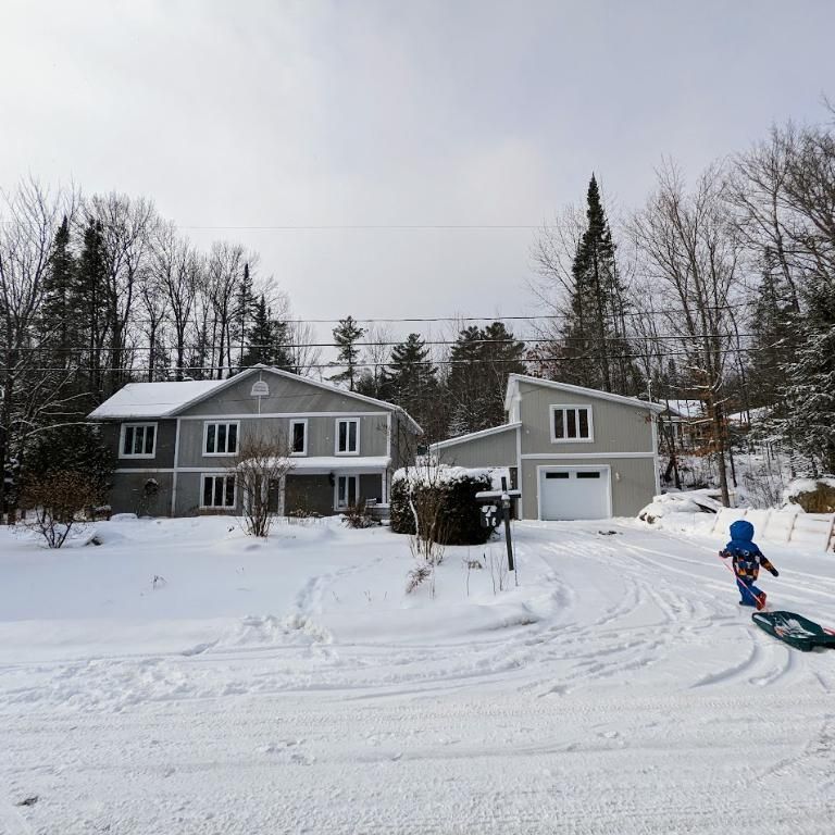 Maison à louer Estrie : Orford (Montagnac) 4 chambres; 2 SB; salle familiale ;piscine creusée chauffée; SPA. Entièrement meublée. Dispo 1er Juin 2026. - Photo 1