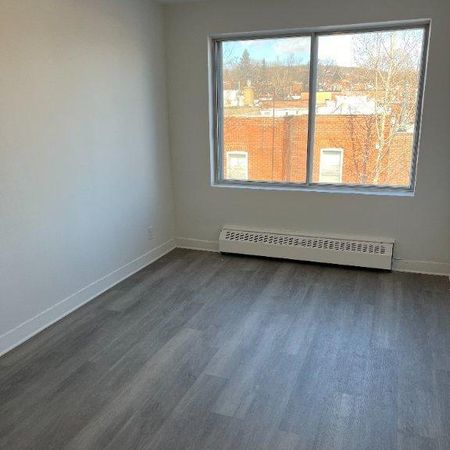 3½ Apartment Available - A louer • For Rent - Photo 4