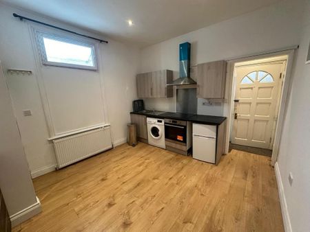 Studio to rent - Photo 2