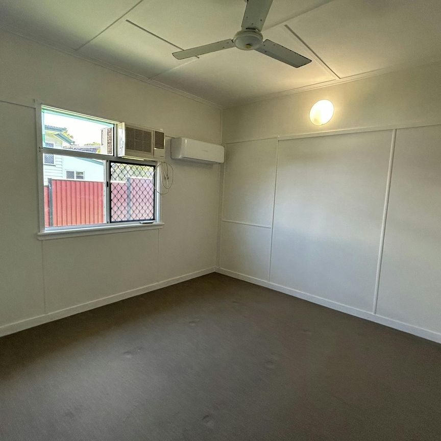 THIS GEM IS LOCATED IN THE HEART OF SOUTH GLADSTONE AND IS AVAILABLE NOW! - Photo 1
