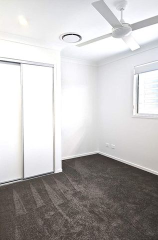 AVAIL 13/2/2026 - 3 BEDROOM TOWNHOUSE with 2 BATHROOMs & FULLY DUCTED AIR CON - Photo 4