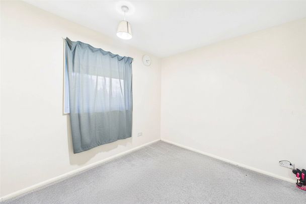 3 bedroom House in Nuthatch Drive, Reading - Photo 1