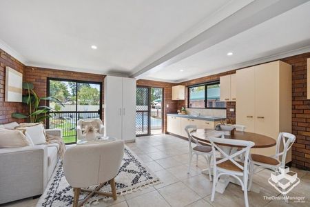 For Rent: 4 Bedroom plus Glenny flat, 3 bathroom with pool in 1202 m2 lot in Prime Location - Photo 2