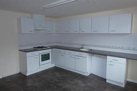 3 bedroom end of terrace house to rent - Photo 3