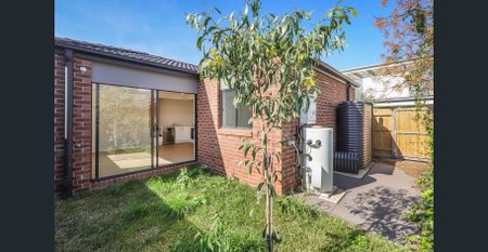 FABULOUS & MODERN UNIT IN ENVIABLE LOCATION! - Photo 5