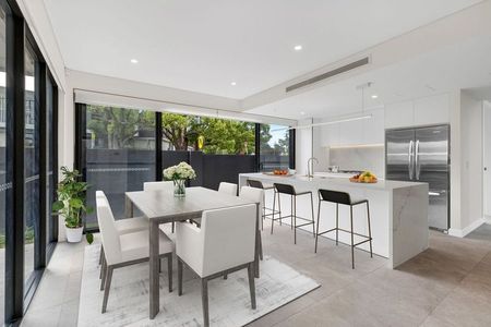 5 bedroom, 4 bathroom home with garage - Photo 3