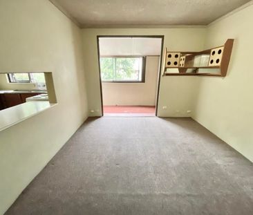 Spacious and Affordable 2 Bedroom Apt with Sunroom - Photo 1