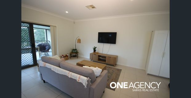 Space and comfort so close to the University of Newcastle - Photo 1