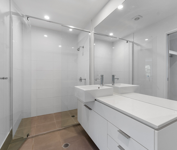 Huge, Contemporary Duplex Style 4 Beds Townhome. Walk to the Beauti... - Photo 6