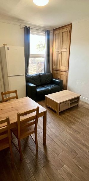 Room in a Shared House, City Road, NG7 - Photo 1