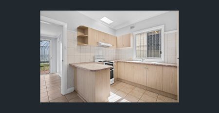 DELIGHTFUL, LOW MAINTENANCE HOME, MINUTES TO THE BEACH! - Photo 3