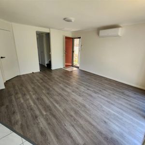 This comfortable 3-bedroom townhouse is in a perfect location - Photo 3