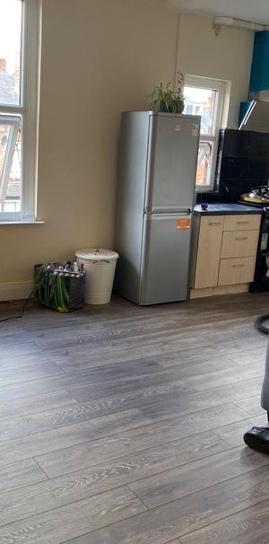 6 Bed Flat, Hyde Park Road, LS6 - Photo 1