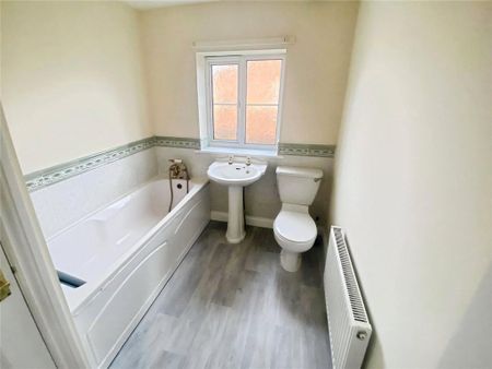 3 bedroom detached house to rent - Photo 2