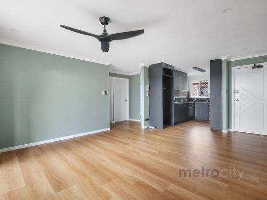 This 2 Bed, 2 bath with air con is calling your name! - Photo 1