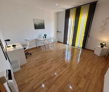 Carrer d'Occident, L'Hospitalet de Llobregat, Catalonia 08903 - Photo 1