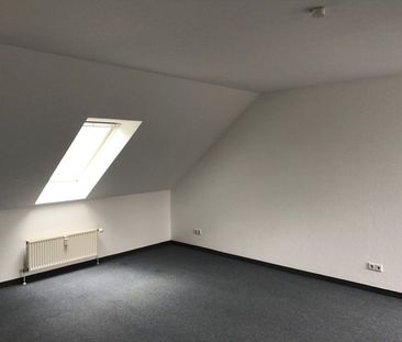 Dachgeschosswohnung mit Balkon und Einbauküche ab sofort ! - Foto 1