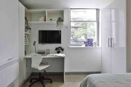 1 bedroom in a flat share to rent - Photo 4