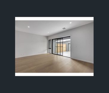 Beautifully built, light and bright Townhome – Park facing, 4 Bedro... - Photo 5