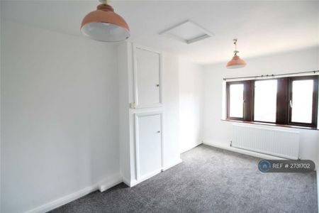 3 bedroom semi-detached house to rent - Photo 3