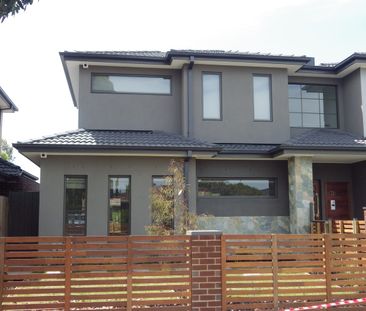 Spacious Ground-Floor Apartment with Private Courtyard & Lock-Up Garage - Photo 6