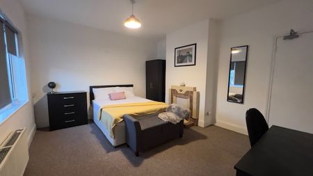 Five Bedroom Student House to Rent in Portsmouth - Photo 3