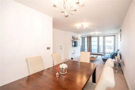 3 bedroom flat - Photo 2