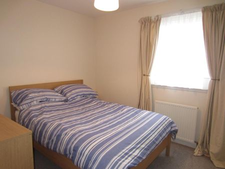 3 bedroom flat to rent - Photo 4