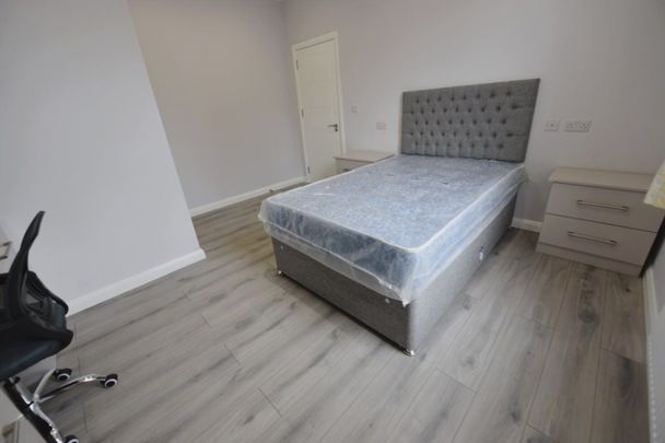 2 bedroom Flat in Flat 2, Leeds - Photo 1