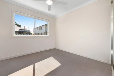 Private Family Home in Boutique Complex with Low-Maintenance Living - Photo 2