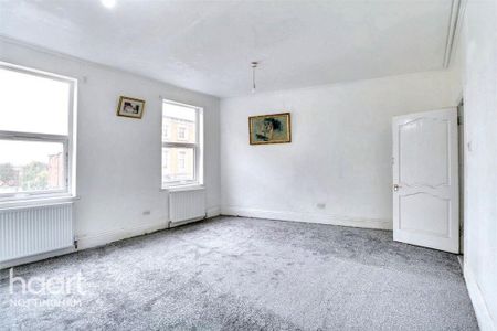 3 bedroom flat to rent - Photo 4