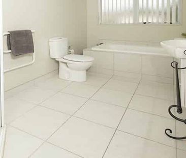 Ready to move in, lovely large home - Photo 5