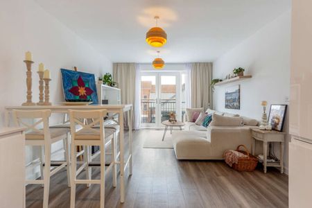 Excellent executive apartment superbly positioned to make the most of what Farnham has to offer. - Photo 4