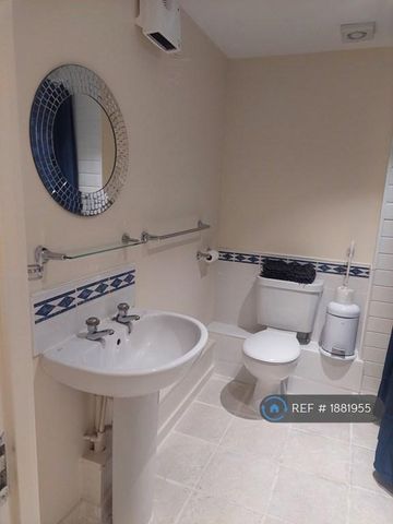 1 bedroom in a flat share to rent - Photo 5