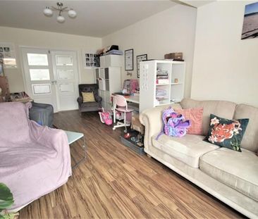 4 bedroom semi-detached house to rent - Photo 5