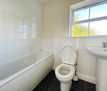 3 bedroom Flat To Let - Photo 3